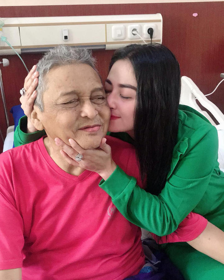 Tak Ragu Layangkan Ciuman Untuk Sang Ayah Tercinta