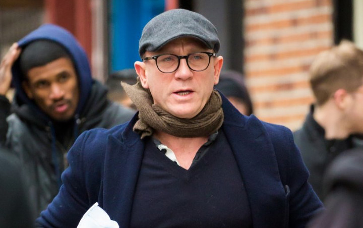 Daniel Craig Pakai Tongkat Pasca Alami Cedera di Lokasi Syuting 'Bond 25'