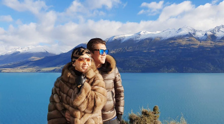 Manja Nikmati Keindahan Lake Wakatipu Bareng Suami