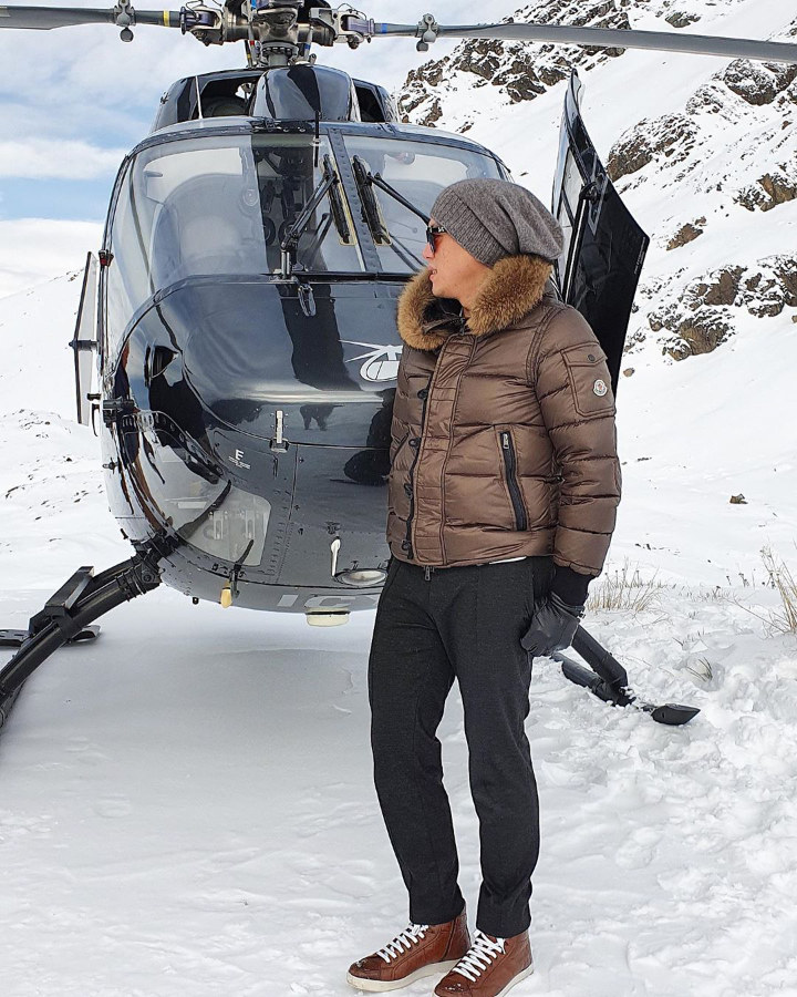 Reino Barack Gagah Pose di Depan Helikopter