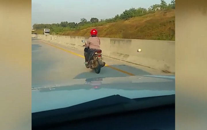 Viral Pengendara Motor Wanita Nyelonong Masuk Tol, Warganet: Power of Emak-Emak