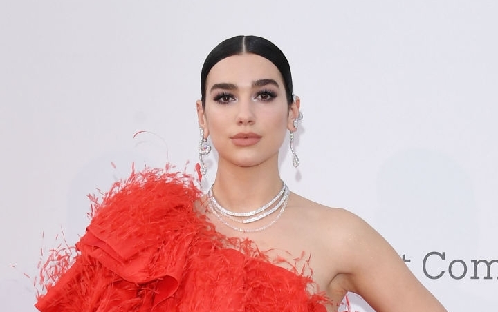 Dua Lipa Buktikan Bibir Seksinya di Foto Masa Kecil Bukan Hasil Photoshop