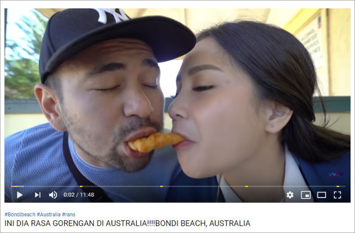 Raffi dan Nagita Makan Gorengan