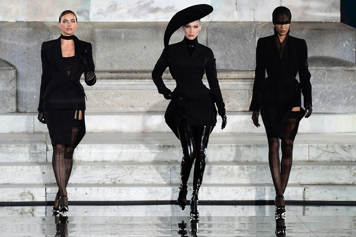 Potret Cantik Irina Shayk Saat Kembali Melenggang di Catwalk Usai Putus dari Bradley Cooper