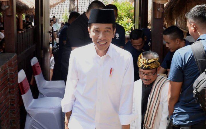 Jokowi Kembali Bagi-Bagi Sepeda Usai Dilarang Saat Kampanye Pilpres
