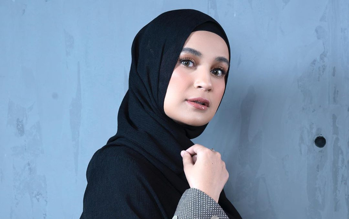 Kenakan Gaun Super Cantik di Pertunangan Jedar, Shireen Sungkar Malah Pakai 'Kaus Kaki Suami'