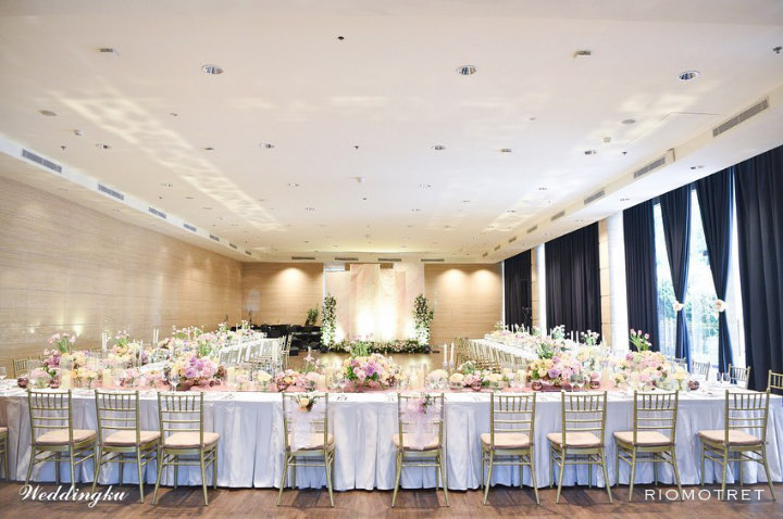 Ruangan Pertunangan Terlihat Mewah dengan Dominasi Warna Putih