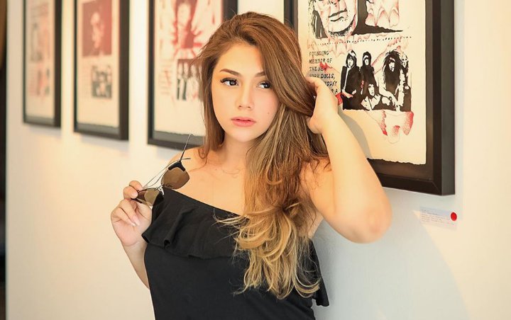 Celine Evangelista Pamer Paha Seksi di Pematang Sawah, Disindir Berhijab Demi Sensasi