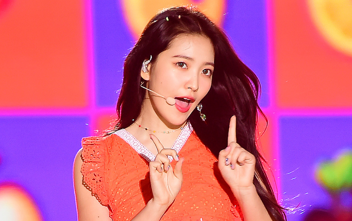 Netter Kagumi Kecantikan Yeri Red Velvet Ketika Dandan dan Kenakan Aksesoris Bling-Bling Netter Kagumi Kecantikan Yeri Red Velvet Ketika Dandan dan Kenakan Aksesoris Bling-Bling