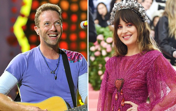 Chris Martin dan Dakota Johnson Dikabarkan Putus Setelah Berencana Menikah