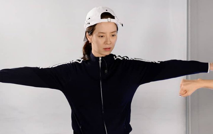 Song Ji Hyo Bikin Heboh Running Man Berakhir Pose Sensual Dikala Promosi Popok Bayi