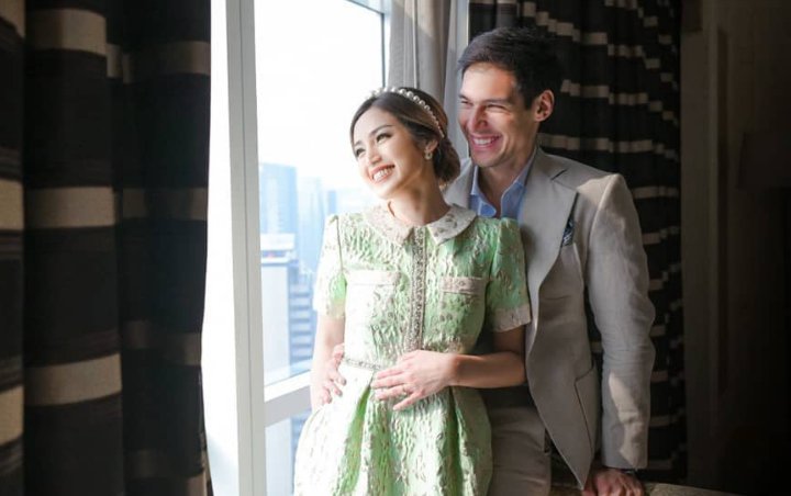Richard Kyle Elus Mesra Perut Jessica Iskandar Saat Acara Tunangan, Sudah Hamil?
