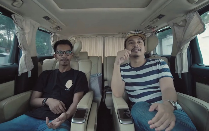 Banyak warganet belakangan 'memaksa' Raditya Dika untuk kembali main Twitter. Apalagi setelah Raditya Dika membagikan cuitan lawasnya pada 2014 silam melalui Instagram.