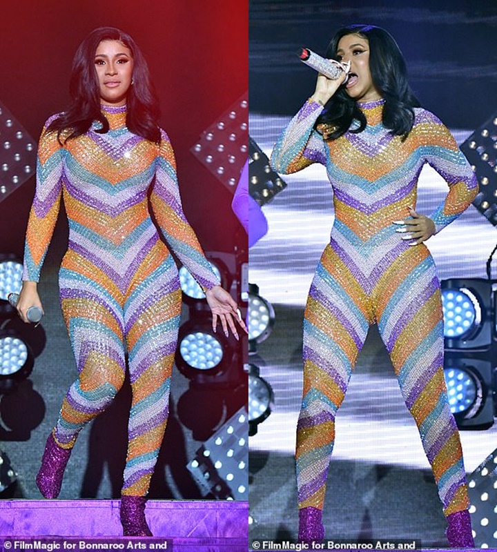 Cardi B Pamer Bokong di Atas Panggung Gara-Gara Kostum Robek