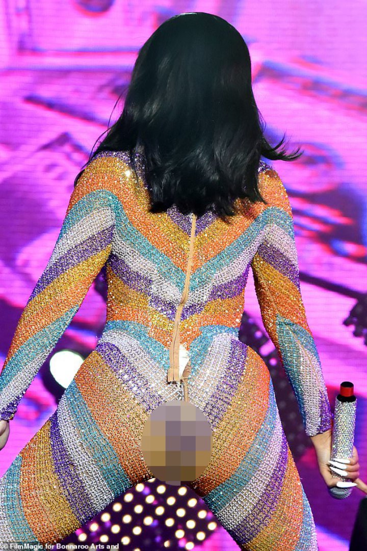 Cardi B Pamer Bokong di Atas Panggung Gara-Gara Kostum Robek