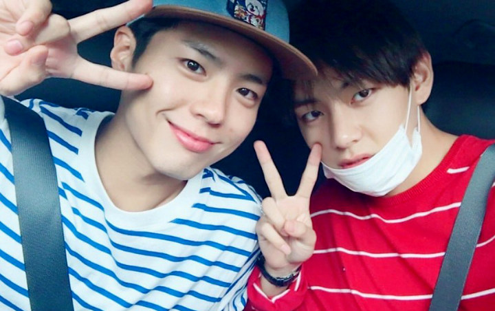 Lucunya Park Bo Gum Tegur ARMY Gara-Gara Komentari Jempol V BTS