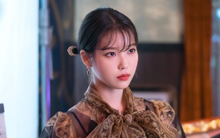 IU Luar Biasa Cantik di Foto Adegan 'Hotel Del Luna', Tim Produksi Puji Habis-Habisan