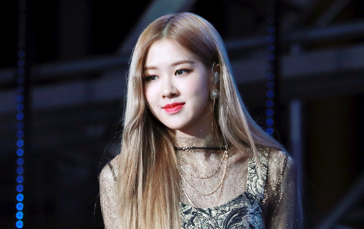 Rose BLACKPINK Dandan Anggun di Airport, Belahan Rok Tinggi Jadi Sorotan