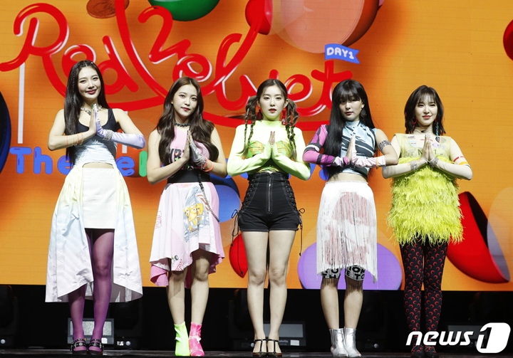 Kostum Red Velvet di Showcase Comeback Dikritik Norak dan Jelek Banget