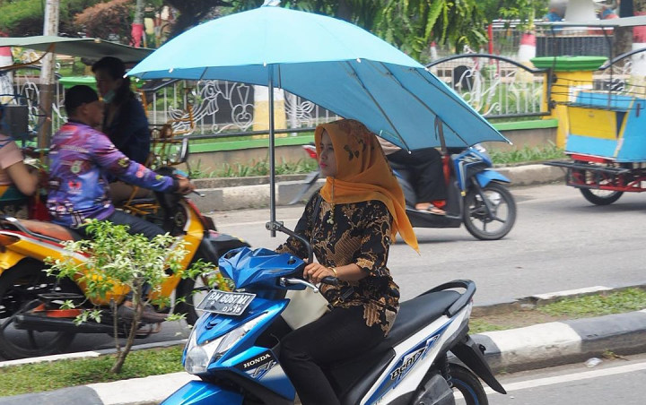 Viral Sepeda Motor Beratap Payung, Warganet Ingatkan Keselamatan Berkendara