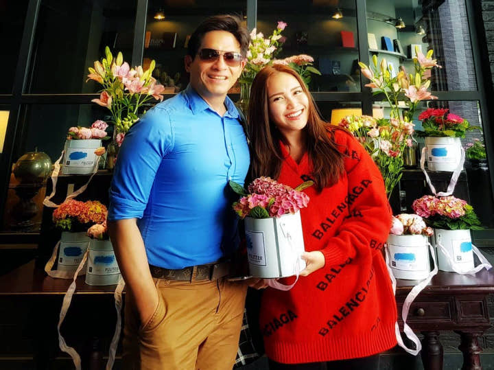 Ayu Ting Ting Ceria Pegang Bunga Saat Pose Bareng Dedi Mulya