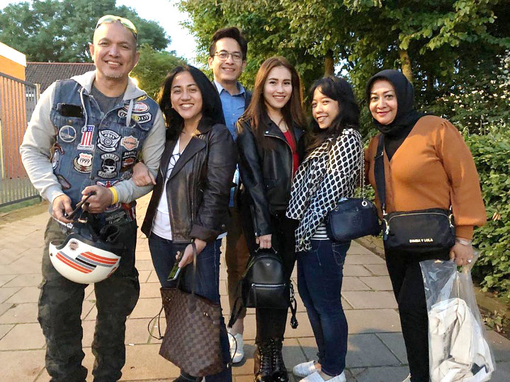 Ayu Ting Ting Foto Bareng Dedi Mulya, Ucapkan Terima Kasih Ditemani di Belanda