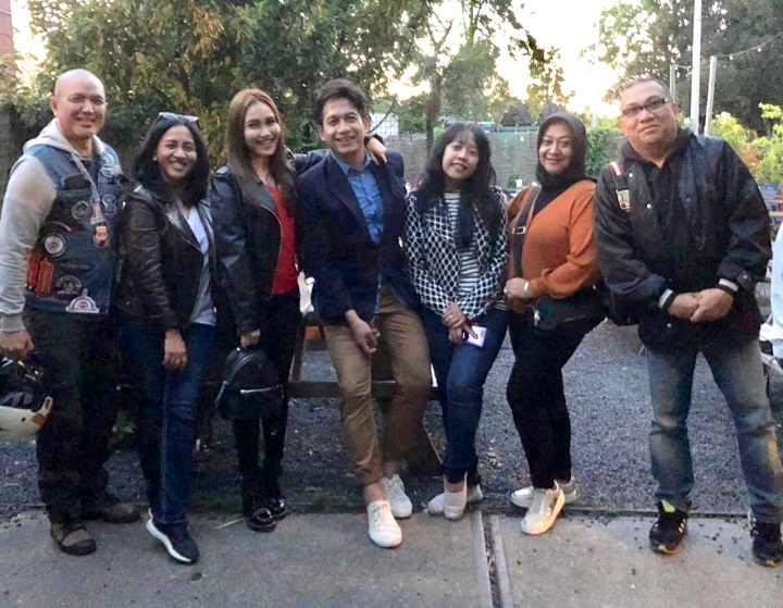 Tak Ragu Rangkul Pundak Dedi Mulya Saat Foto Bersama