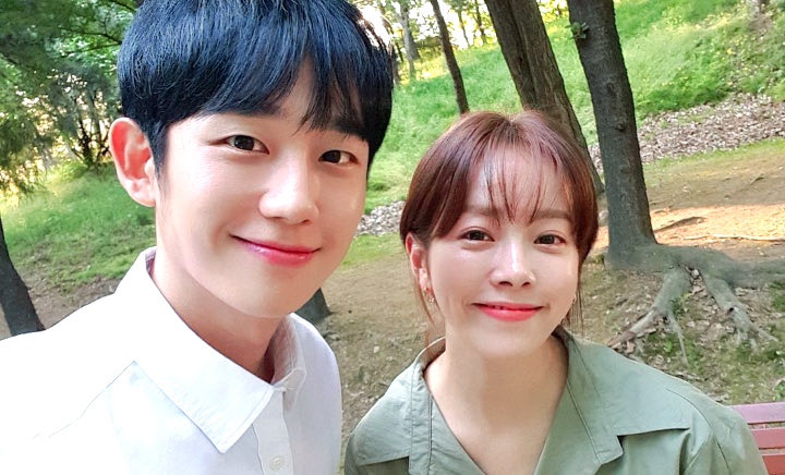 Jung Hae In Dibilang Mirip Han Ji Min Berakhir Pamer Foto di Lokasi Syuting Drama, Fans Curiga Berjodoh