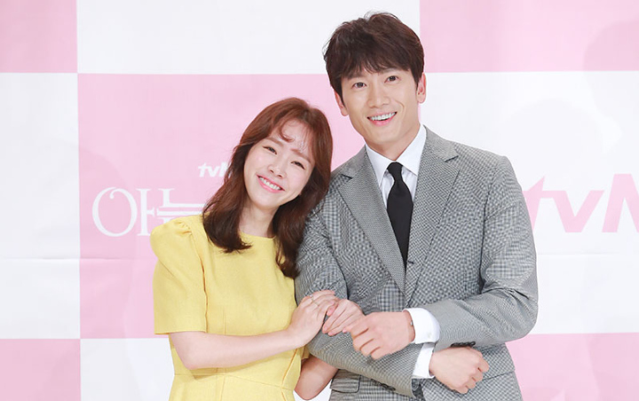 Ji Sung Balas Han Ji Min Kirim Truk Dukungan ke Lokasi Syuting One Spring Night Ji Sung Balas Han Ji Min Kirim Truk Dukungan ke Lokasi Syuting One Spring Night