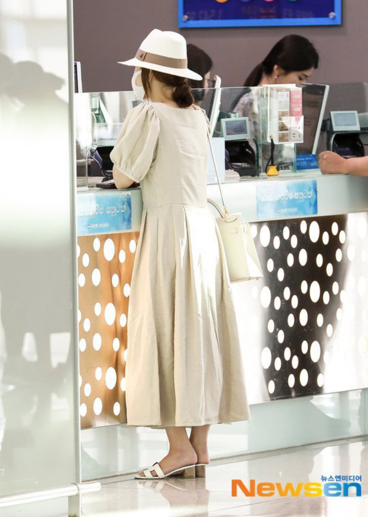 Park Min Young ke Bandara Pakai Dress Panjang, \'Bodi Pendek\' Jadi Bahan Gosip