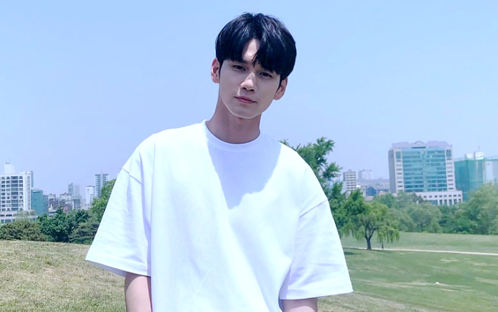 Ong Sung Woo Super Rupawan di Foto Behind the Scene 18 Moments, Kru Produksi Kasih Kebanggaan Ong Sung Woo Super Rupawan di Foto Behind the Scene 18 Moments, Kru Produksi Kasih Kebanggaan
