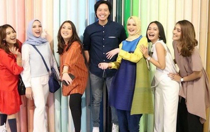 Foto Dikelilingi Teman Cewek Cut Meyriska, Roger Danuarta Dikomentari Samuel Zylgwyn