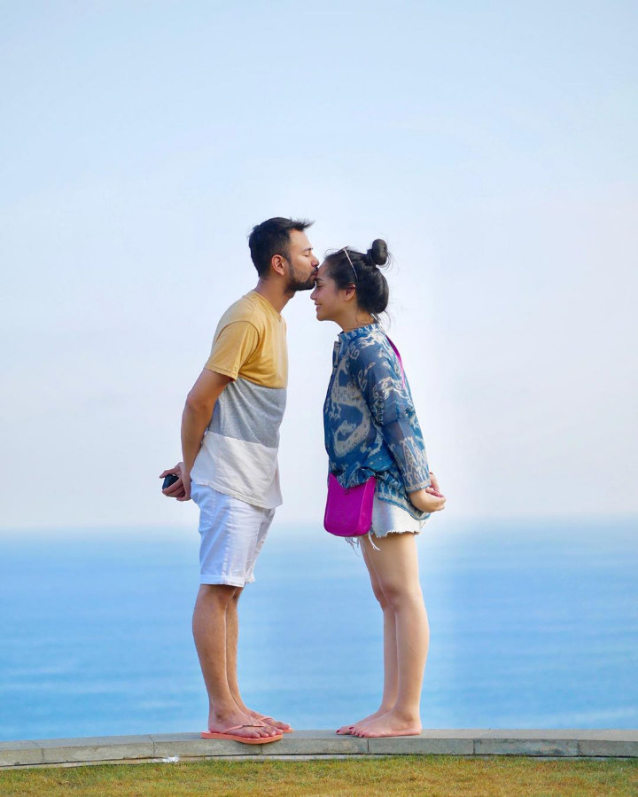 Romantis Cium Kening Sang Istri