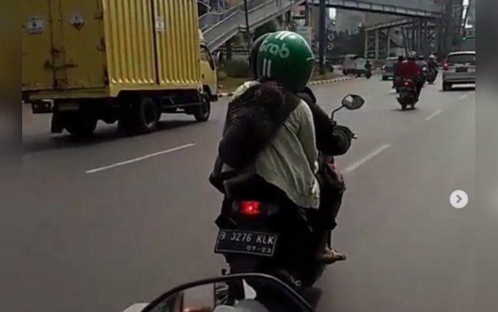 Video Viral Ibu Gendong Bayi di Punggung Saat Naik Motor Ini Bikin Ngeri, Warganet Beri Kritik Pedas