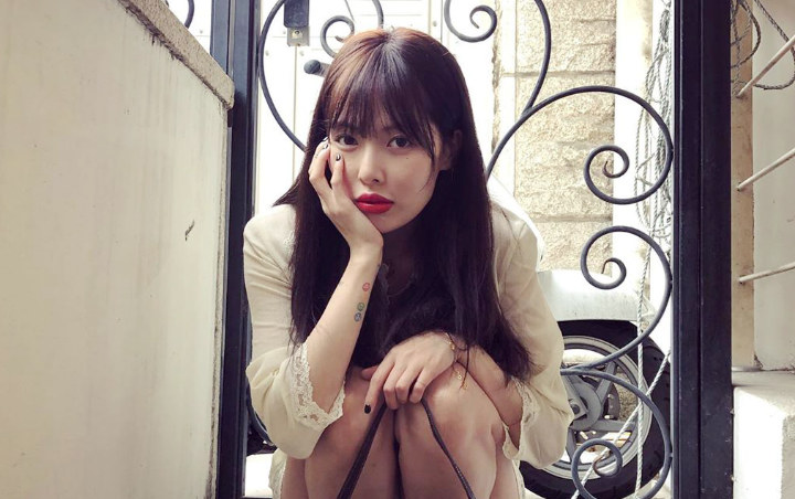 Pose Tanpa Celana HyunA di Postingan Baru Bikin Netter Curiga Lakukan Filler Bibir