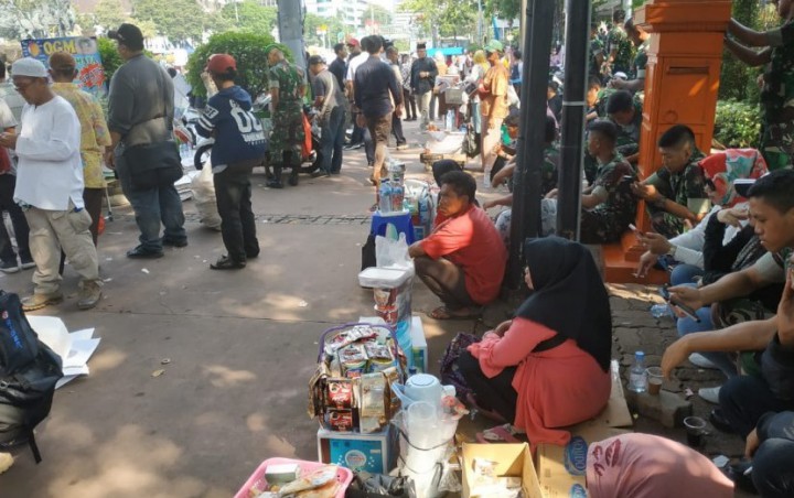Sisi Lain Aksi Kawal Sidang MK, Dagangan Penjual Donat Ludes Dalam 1 Jam