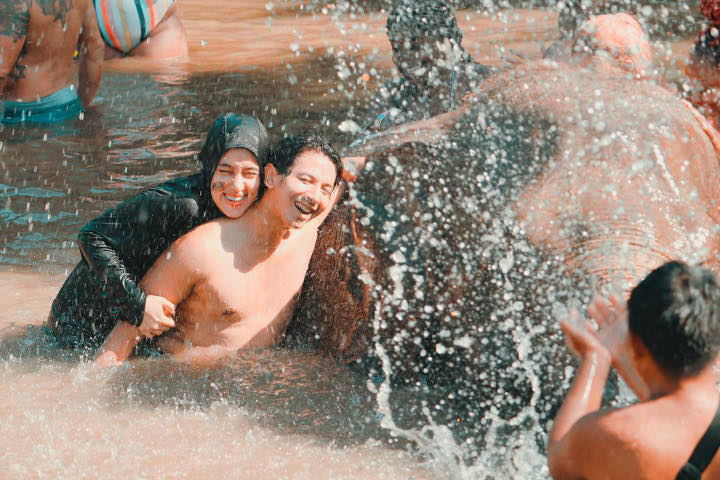 Bahagia Liburan Sambil Berenang Bareng Gajah