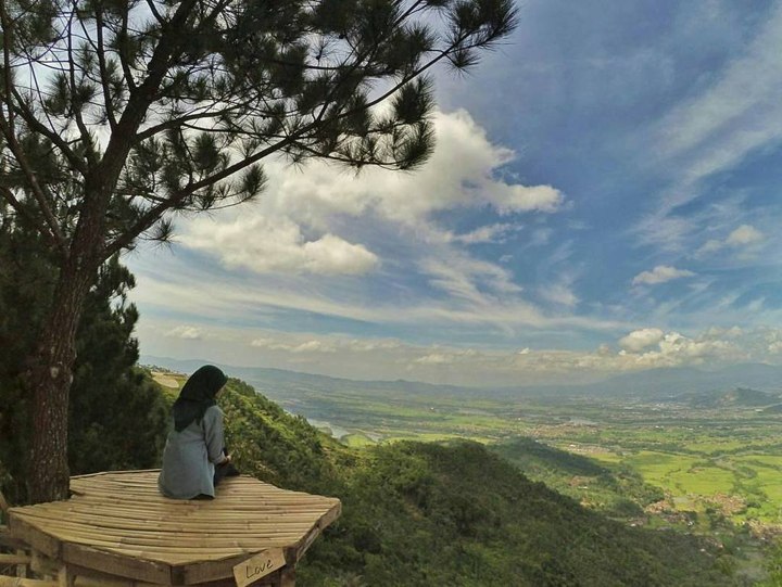 Venue Gantole, Spot Melihat Gunung di Atas Gunung