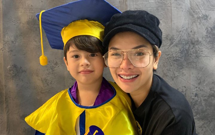 Nikita Mirzani Melow Tulis Caption Ini Saat Bagikan Foto Putra Keduanya Wisuda TK