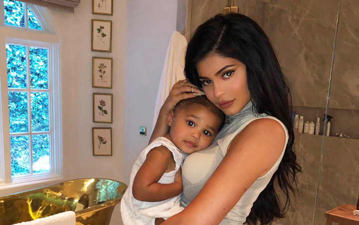 Kylie Jenner Digosipkan Hamil Lagi Gara Gara Video Ini [ 452 x 720 Pixel ]