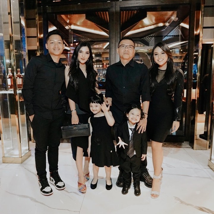 Elegan Serba Hitam, Intip 7 Potret Perayaan Ulang Tahun 