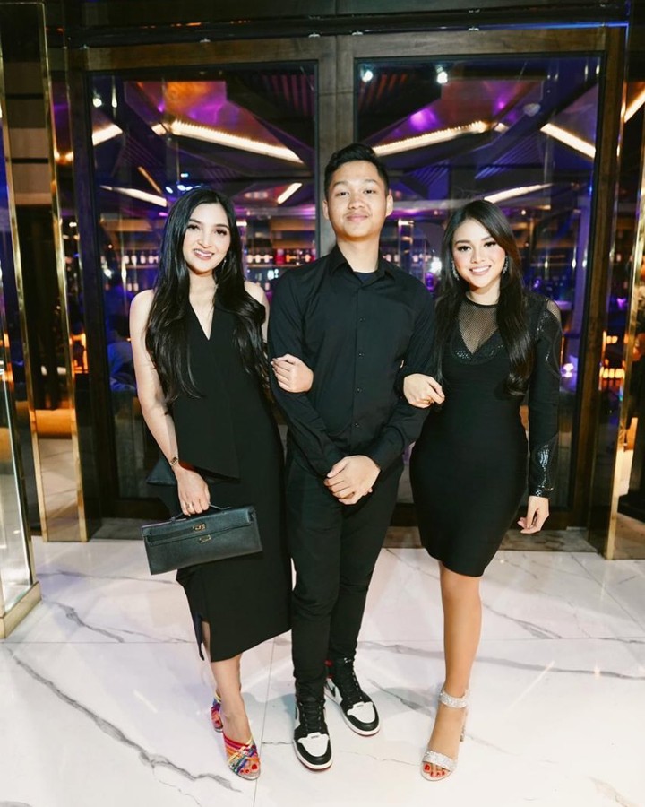 Aurel dan Ashanty Bak Kakak Adik di Ultah Azriel