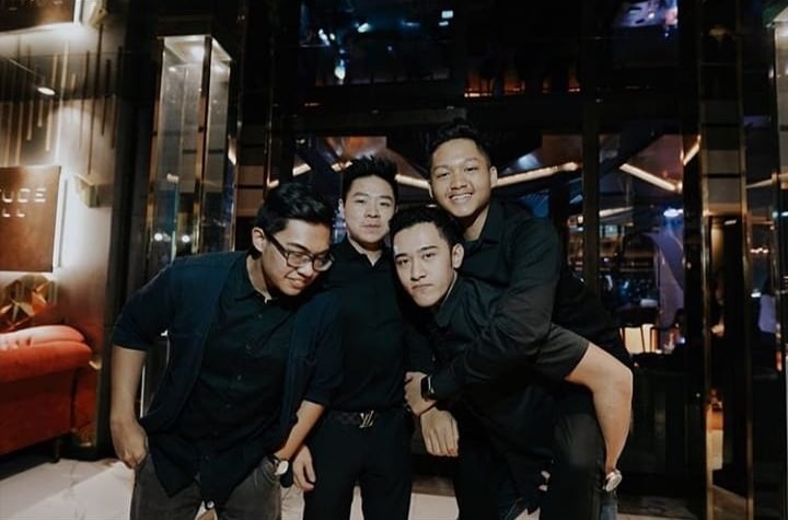 Azriel Girang Digendong Sahabat Saat Ultah