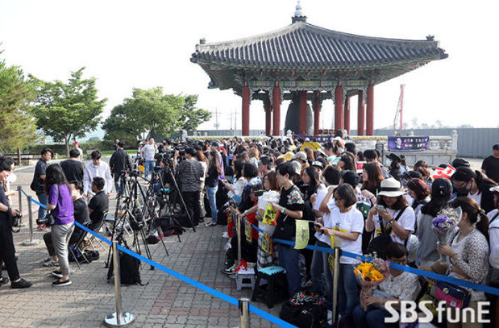 Penggemar Sambut Kim Soo Hyun Rampung Wamil