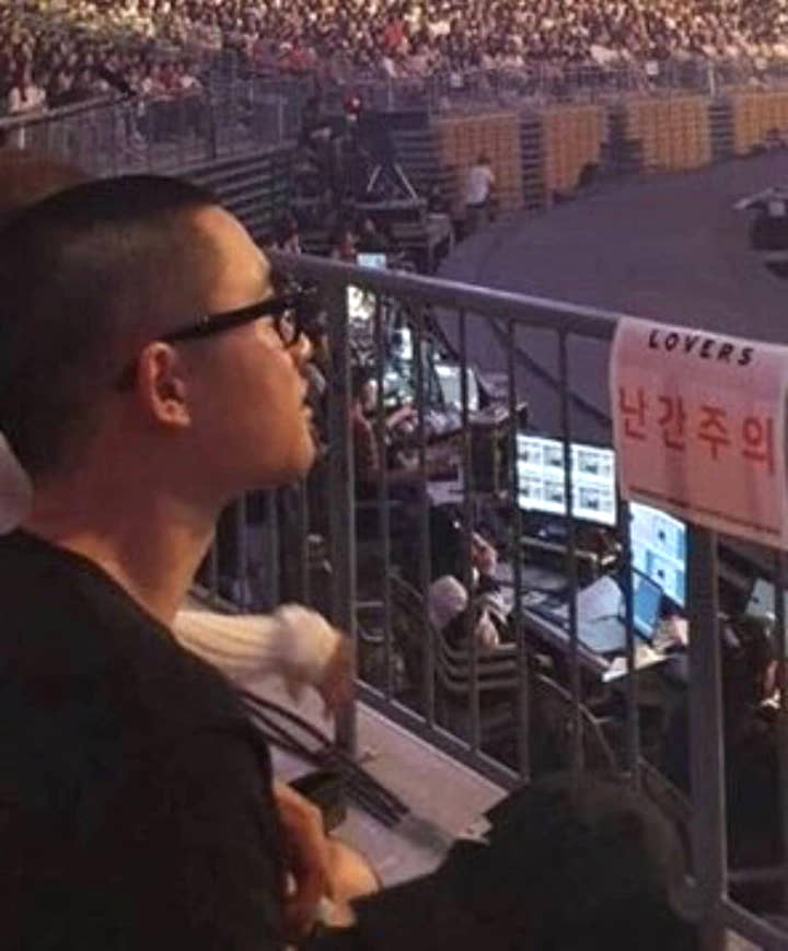D.O. EXO Kedapatan Nonton Konser Jelang Wamil, Kepala Plontos Jadi Sorotan