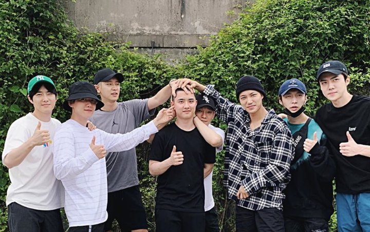 Anggota EXO Antar D.O. Jalani Sepatutnya Militer, Fans Terkejut Lay Serta
