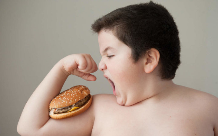 Orang Tua Harus Tau! Simak 8 Tips Mencegah Obesitas Pada Anak Yang Doyan Ngemil