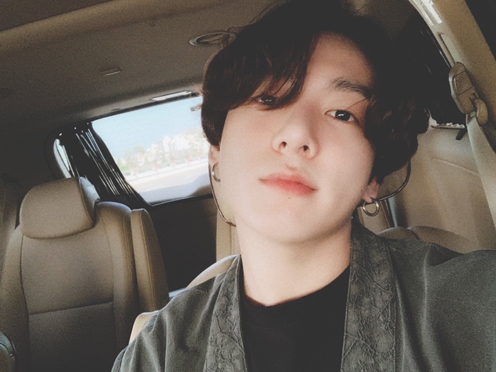 Gaya Rambut Jungkook BTS di Selfie Baru Bikin Tambah Ganteng dan Seksi, Setuju?