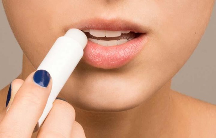 Punya Bibir Kering dan Pecah-Pecah? Tenang, Kamu Bisa Mengatasinya dengan Baby Oil