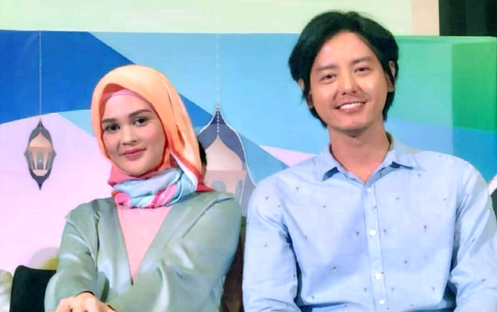 Roger Danuarta dan Cut Meyriska Kompak Tulis Caption Romantis, Foto Mesra di Masjid Ditegur